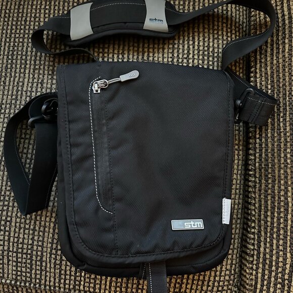 STM Linear Shoulder Bag for iPad/10-Inch Tablets (stm-212-026J-01) - Picture 9 of 10